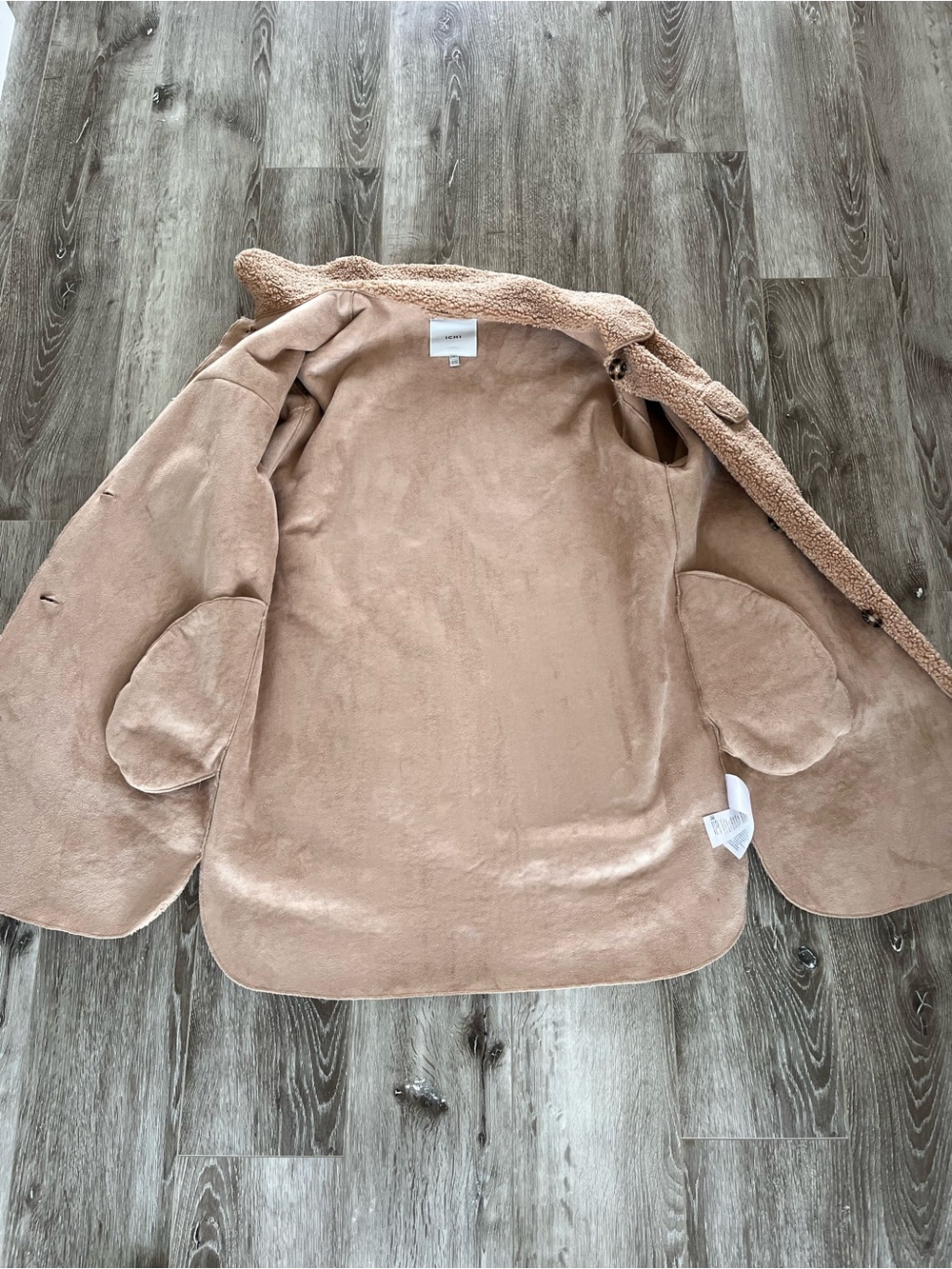 ICHI Women's Tan Faux Shearling Jacket
Size M
Excellent condition - Picture 15 of 16